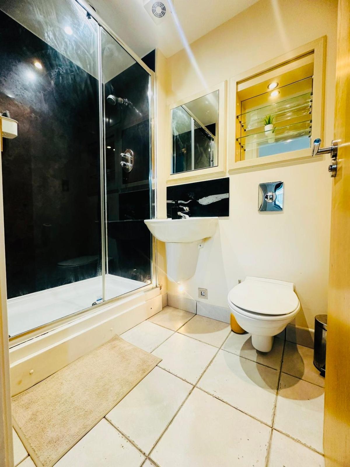 Modern 2Bed 2Bath Apartment Canary Wharf - Upto 5 Person London Exterior photo